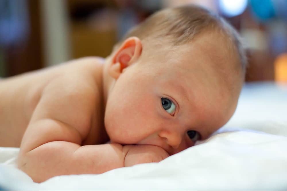 Controlla il movimento riflesso, questo è lo sviluppo di un bambino di 2 mesi a cui le mamme devono prestare attenzione!