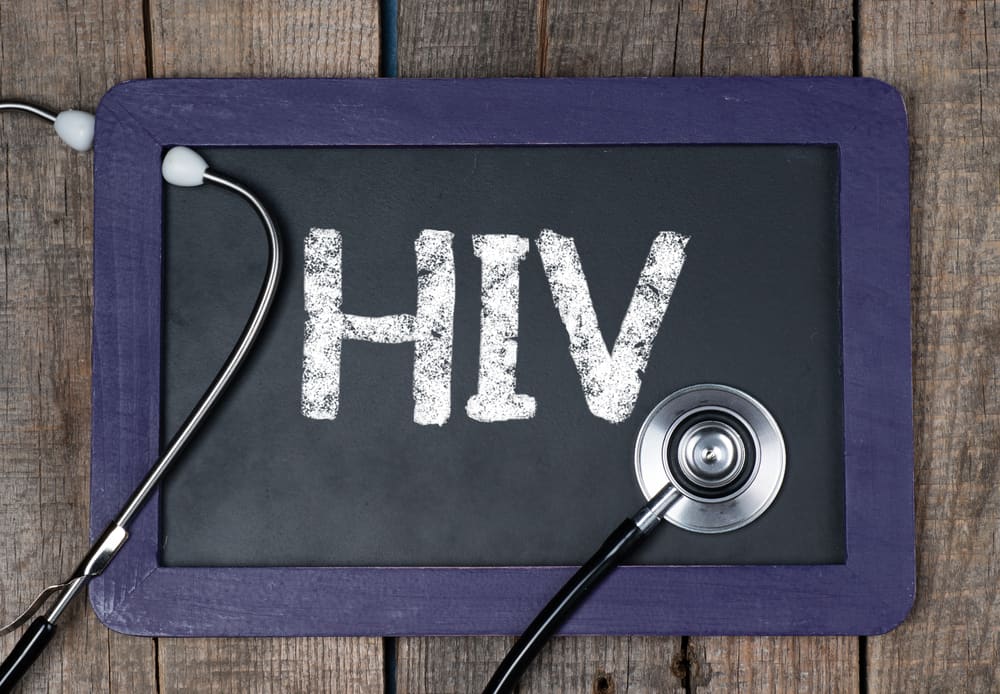 Penularan HIV Melalui Ciuman, Hanya Mitos atau Fakta?