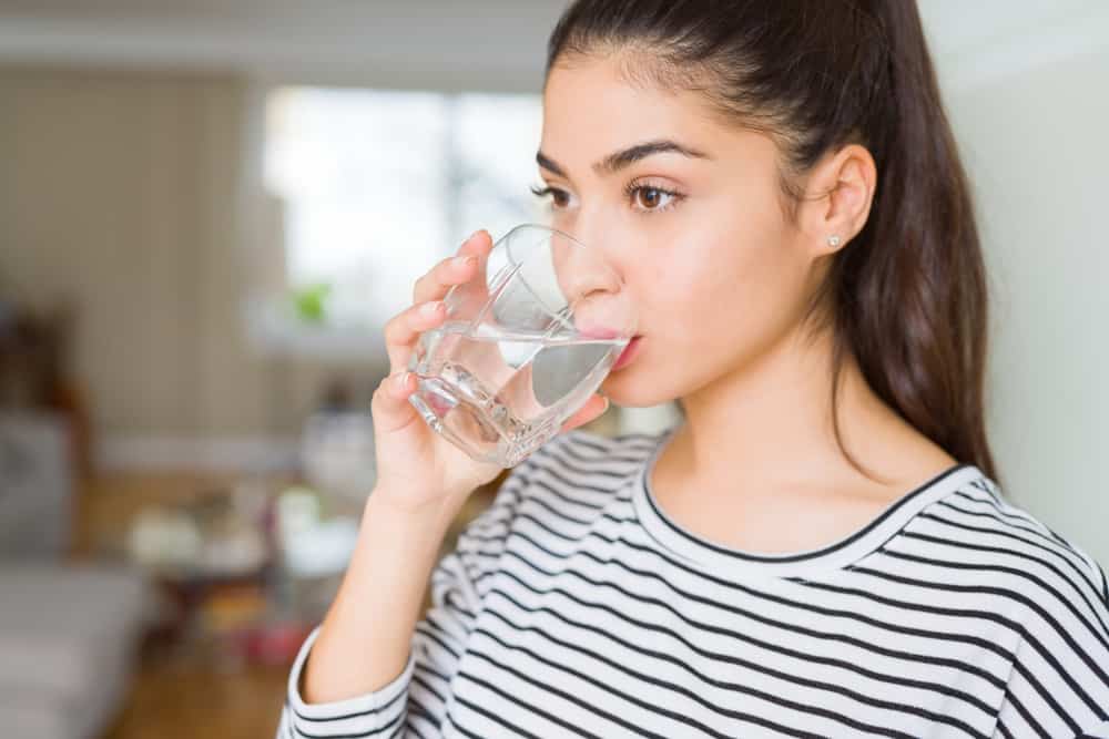 5 ползи от питейната вода за акне кожа