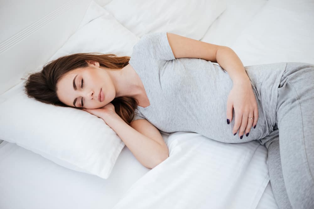 هذه هي أوضاع النوم الموصى بها والمحظورة للنساء الحوامل المصابات بانزياح المشيمة