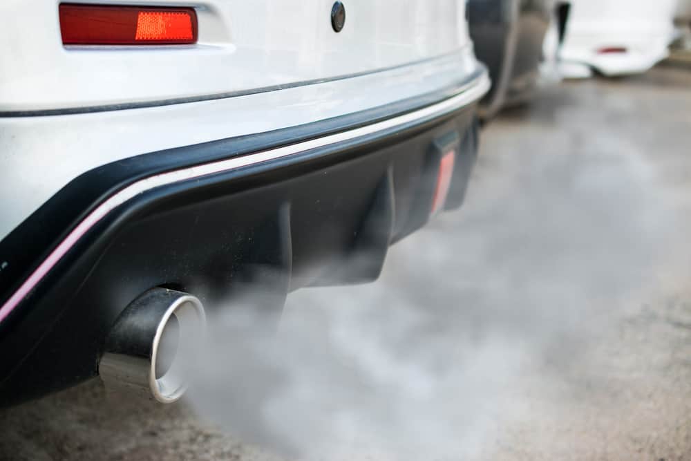 Pericoli del fumo dei veicoli a motore per la salute, attenzione