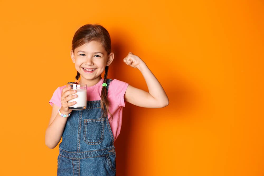 食べる前または食べた後、あなたの子供のためにミルクを飲むのに最適な時期はいつですか？