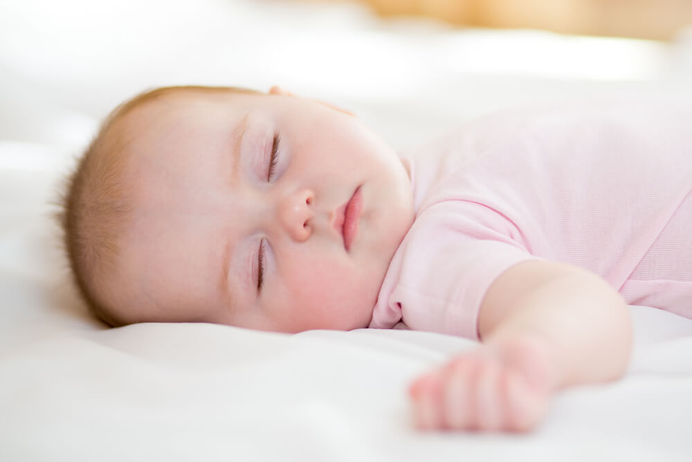 寝ている間にいびきをかく赤ちゃん、何が原因ですか？