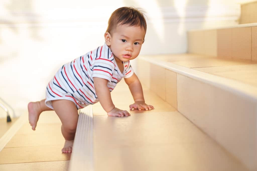 10ヶ月の赤ちゃんの発達：這って一人で立つことを学び始める