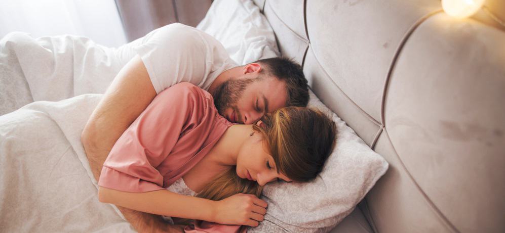 7 Kelebihan Tidur Bersama Pasangan Anda, Anda mesti Tahu!