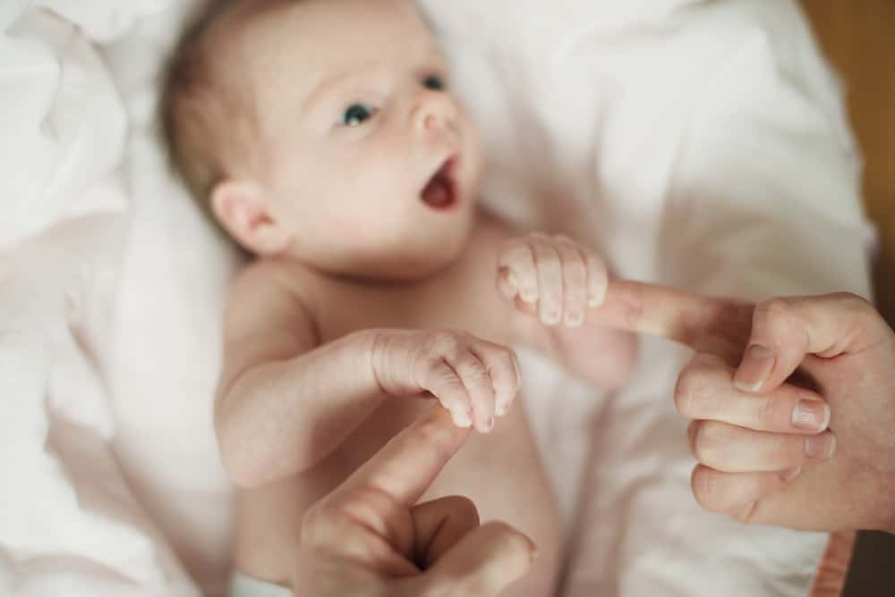 7 Refleks Bayi Baru Lahir, Ibu Perlu Periksa