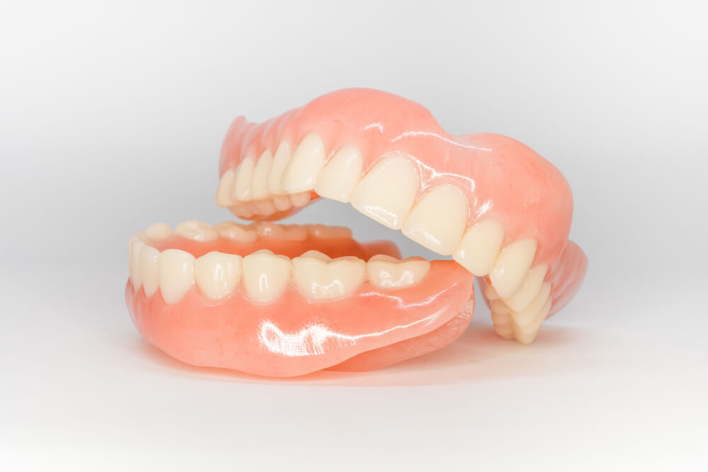 入れ歯を清潔で耐久性のある状態に保つためのお手入れの8つのヒント
