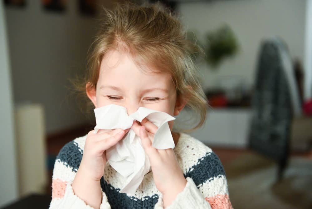 あなたの小さな子供は朝にくしゃみをすることがよくあります、それはアレルギーの兆候ですか？