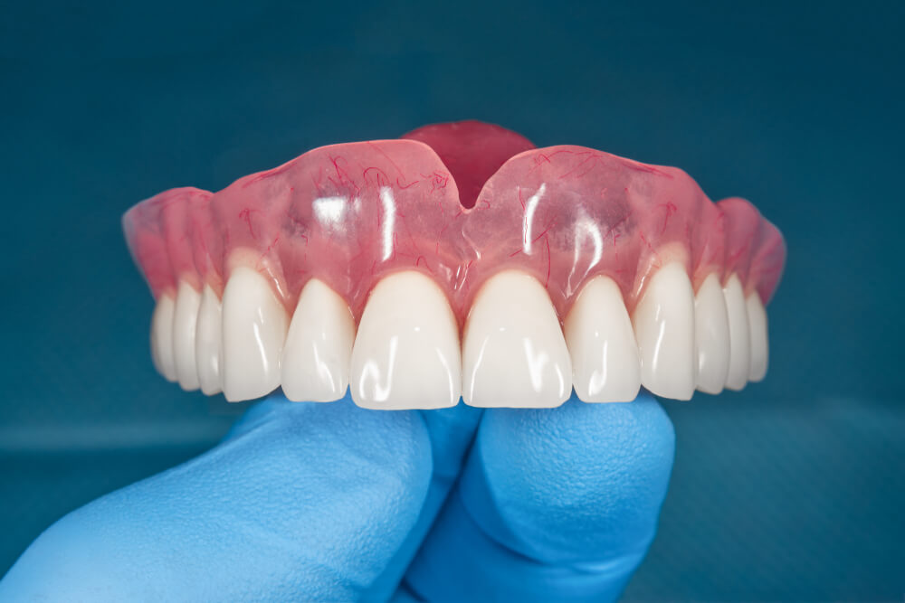 تركيب أطقم الأسنان: تعرف على مراحل العملية وكيفية علاجها