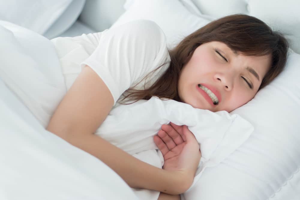 قد يكون صرير الأسنان أثناء النوم علامة على صرير الأسنان ، فما هو؟