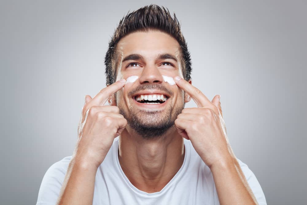 健康な肌のために、男性に適した顔の保湿剤を選択する方法を理解してください