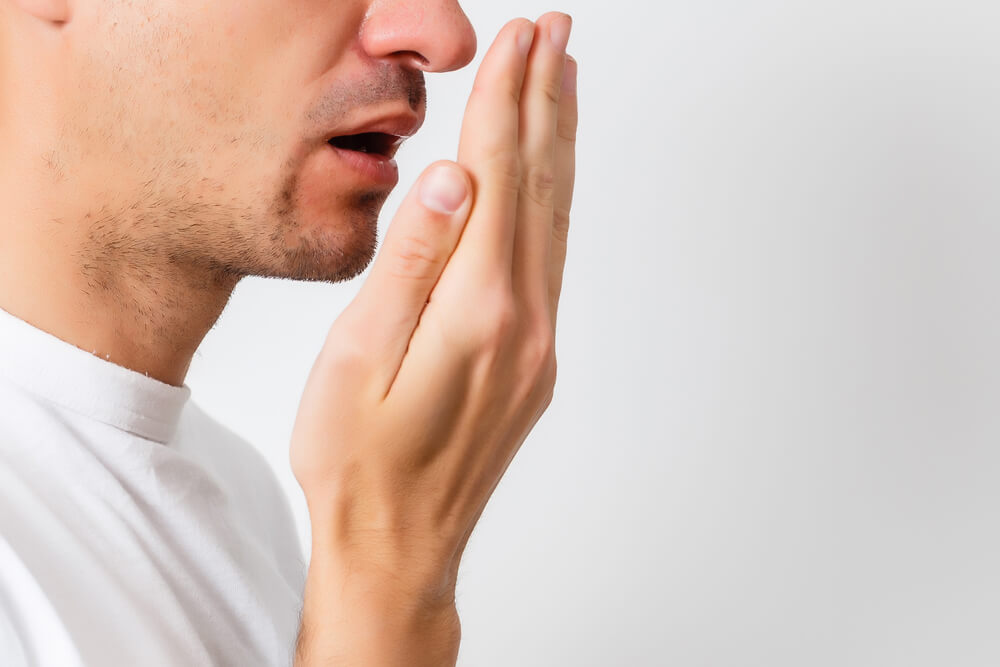กลิ่นปากที่เกิดจากฟันผุ? สาเหตุนี้และวิธีเอาชนะมัน!
