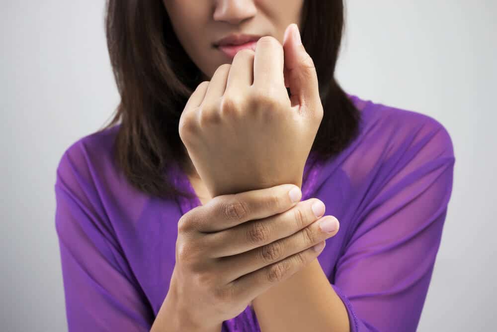 手首の痛みの10の原因とそれを克服する方法