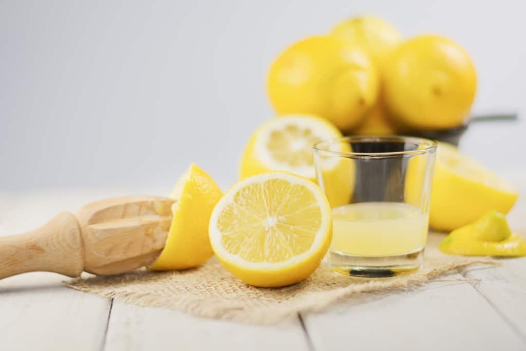 Sapevi che il succo di limone può essere un rimedio naturale per i reni? Dai, scopri quali sono gli altri ingredienti!