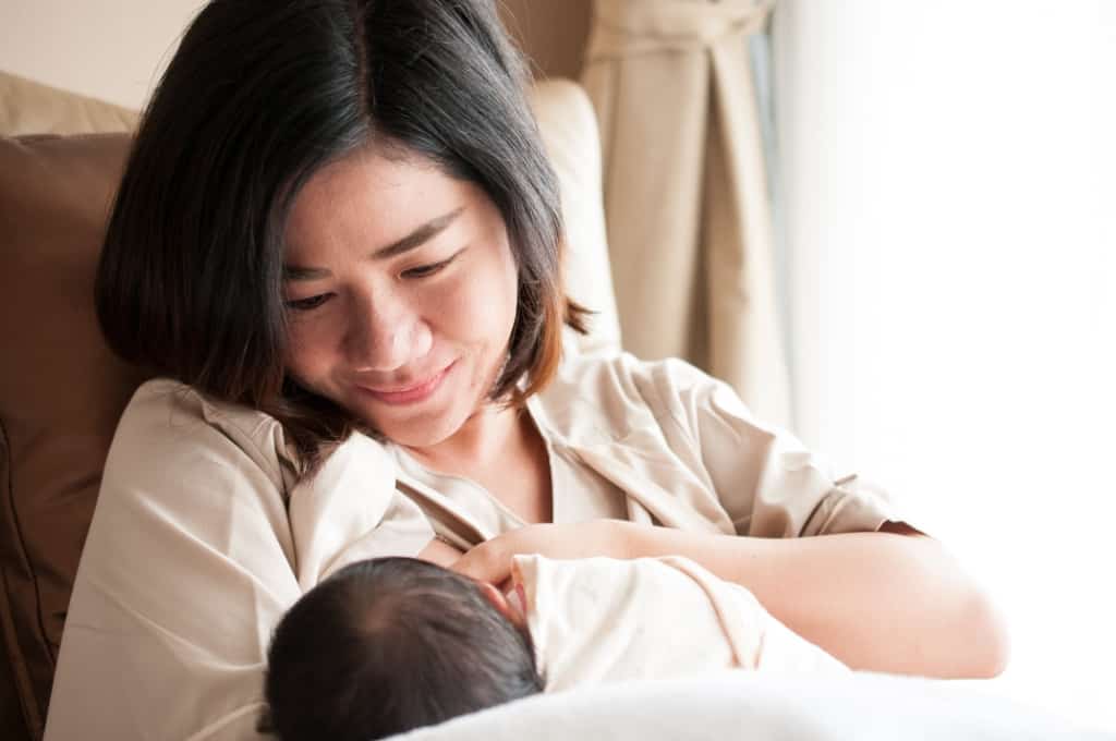 5 فوائد للرضاعة الطبيعية للأم: إنقاص الوزن لمنع الاكتئاب