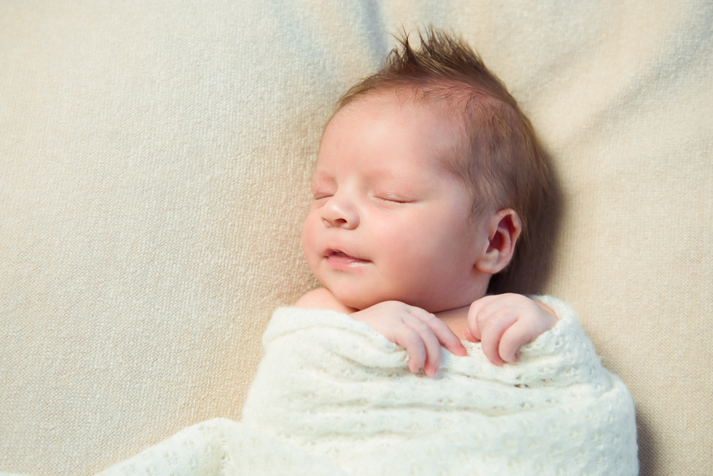 ทารกเหงื่อออกขณะนอนหลับ เป็นเรื่องปกติหรือไม่? นี่คือข้อเท็จจริงและสาเหตุ!