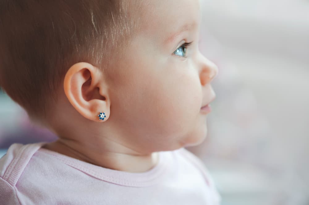 Più meno piercing all'orecchio della neonata, può causare infezione!