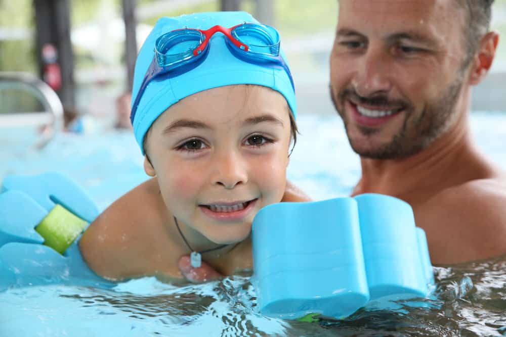 เวลาที่เหมาะสมในการสอนลูกน้อยของคุณว่ายน้ำคือเมื่อไหร่?