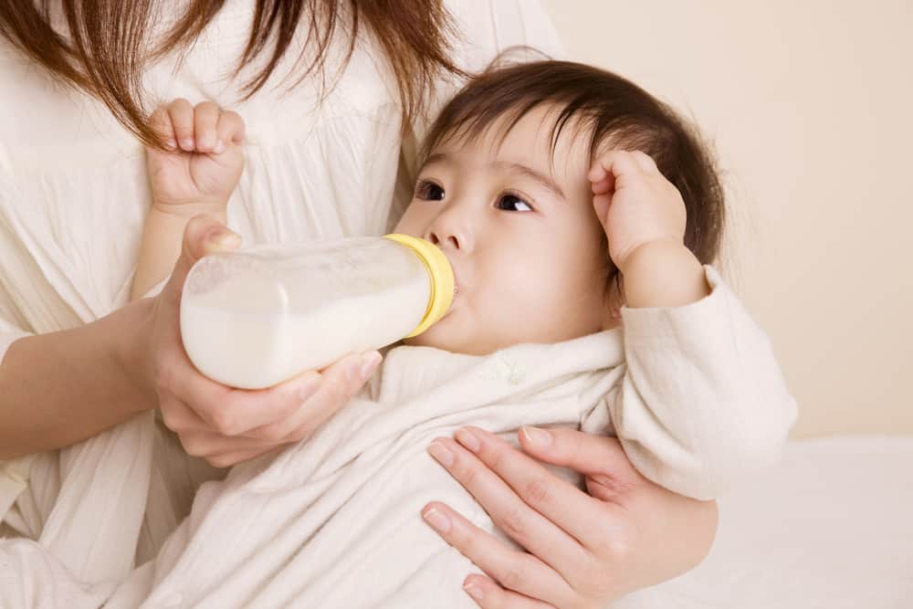 Jangan hanya mengambilnya, inilah cara yang selamat untuk memilih susu UHT untuk anak-anak