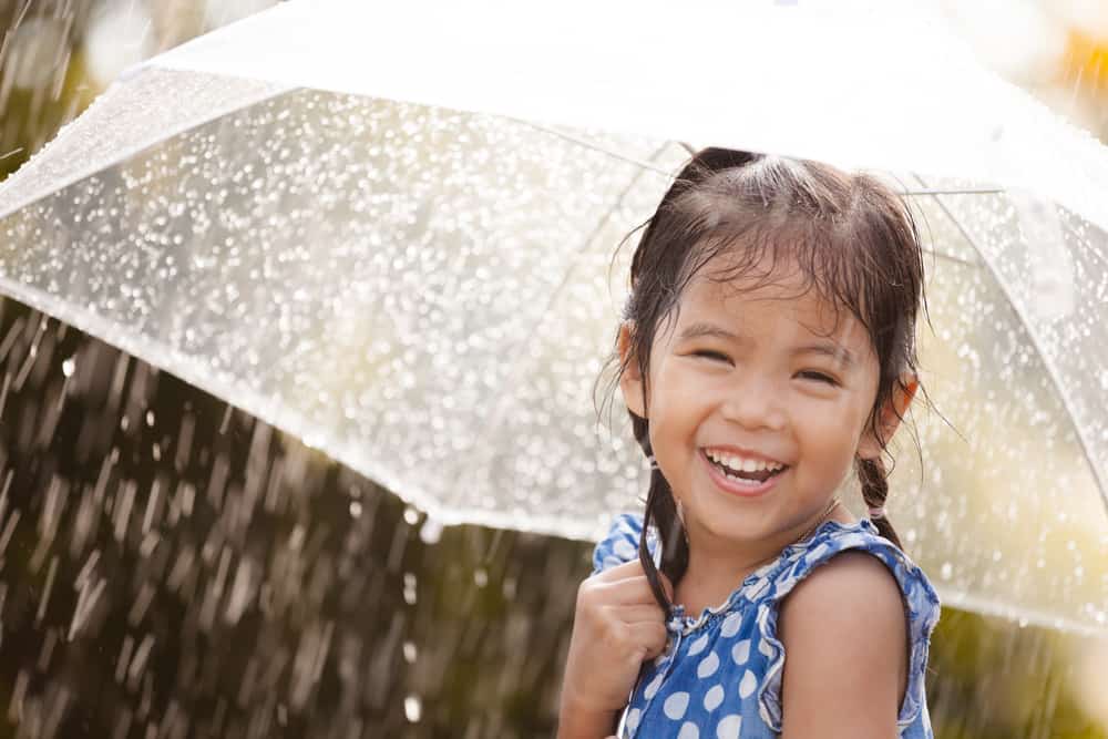 Ibu, jangan dilarang, bermain dalam hujan ternyata mempunyai banyak faedah untuk anak-anak!