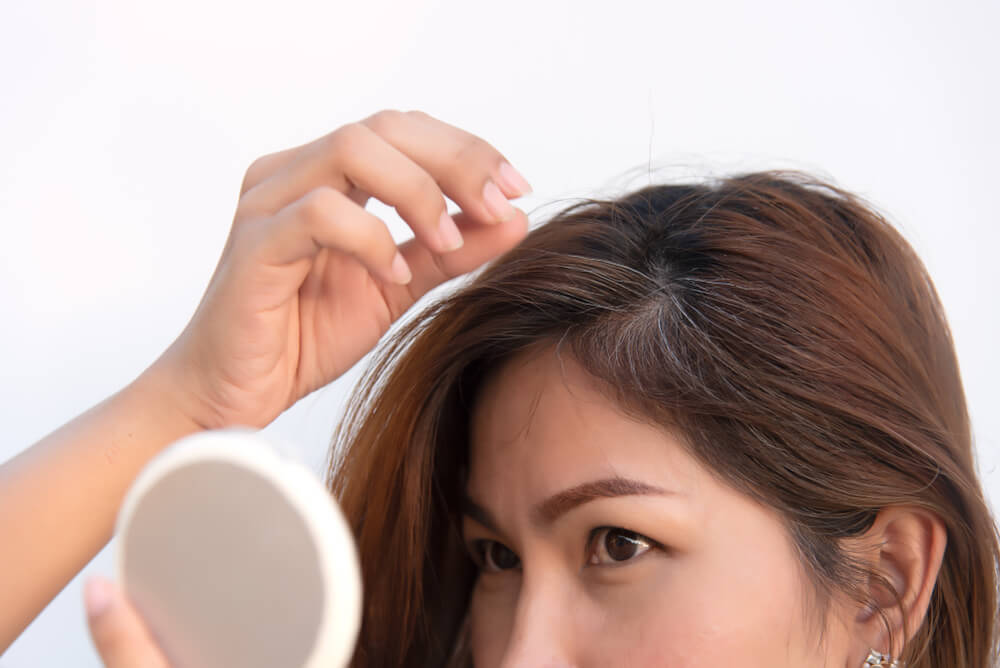 L'abitudine di tirare spesso i capelli grigi ha effetti negativi sulla salute?