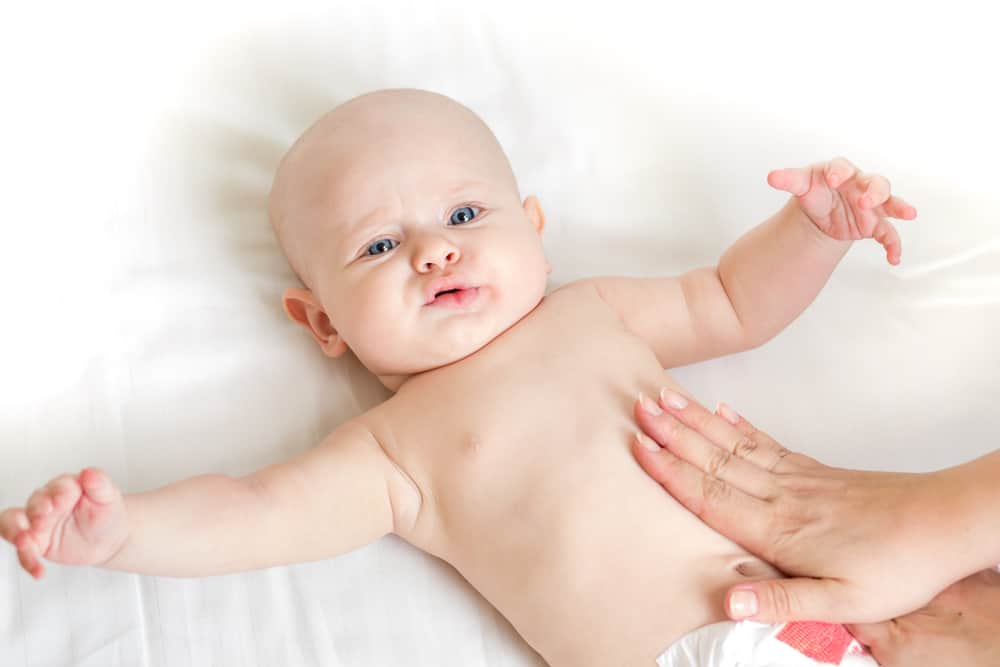 Şişmiş Bir Bebeğin Midesi hakkında endişeli misiniz? Haydi, nedenleri ve bunların üstesinden nasıl gelineceğini belirleyin!
