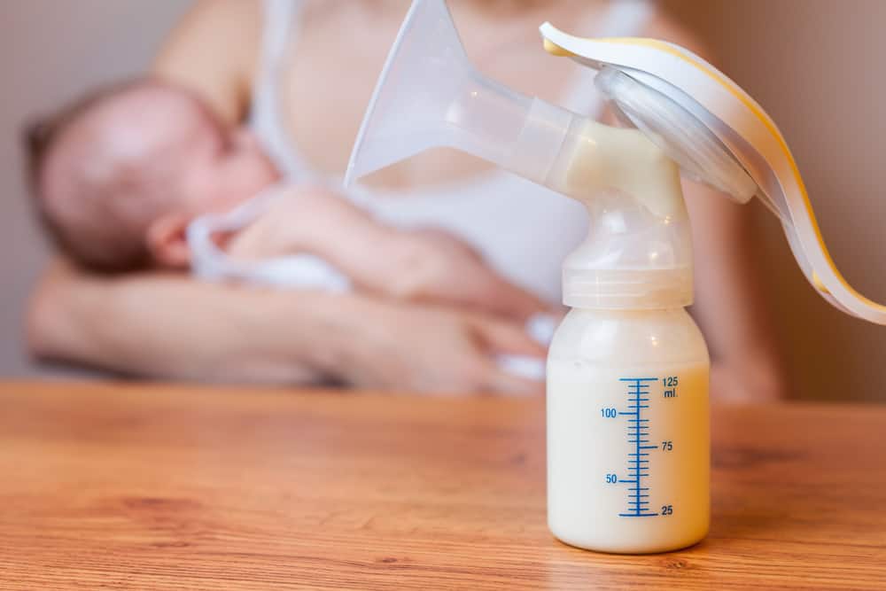 母乳を汲み上げる方法は次のとおりです。手動またはツールを使用して