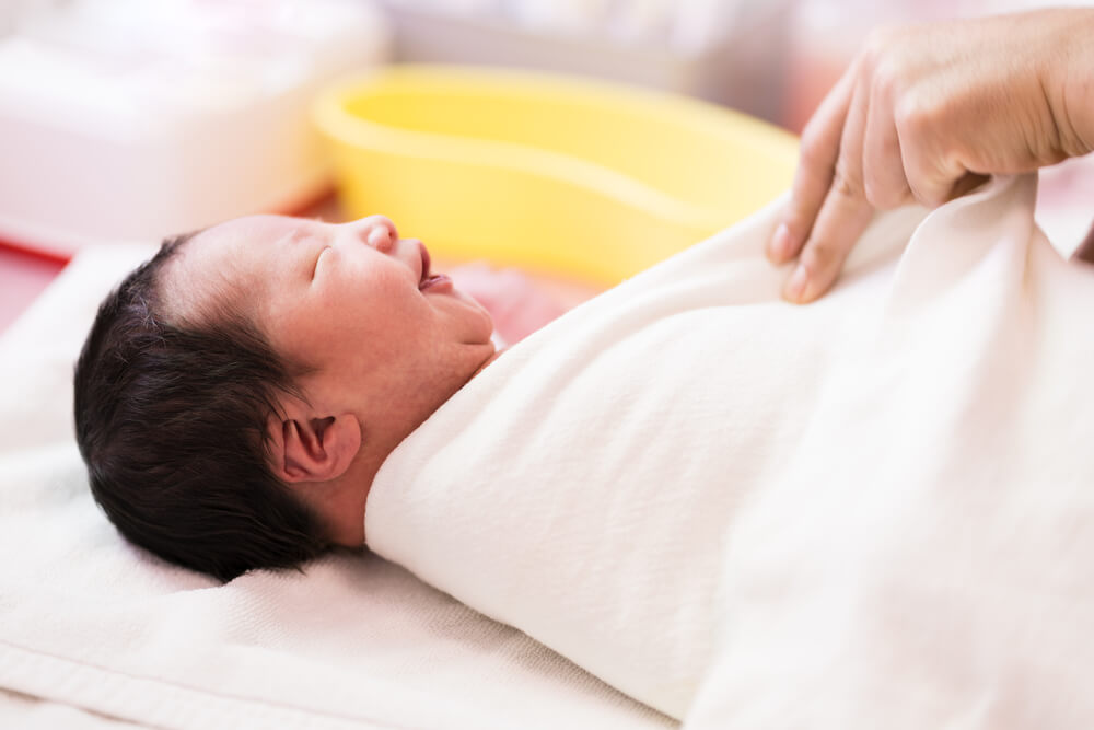 5 vantaggi di fasciare il bambino, può aiutarti a dormire più a lungo