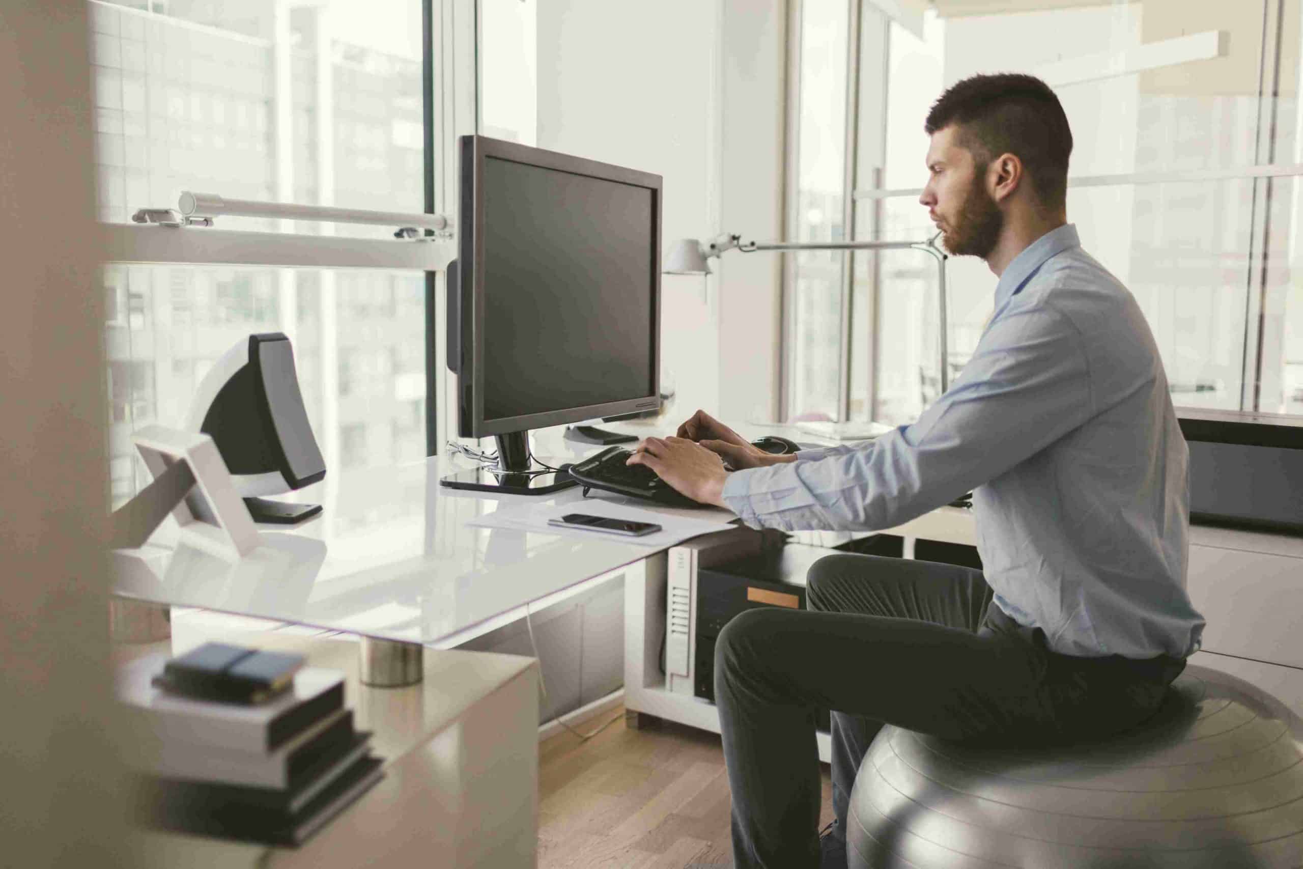 Attenzione, lavorare a lungo davanti al computer provoca mal di schiena