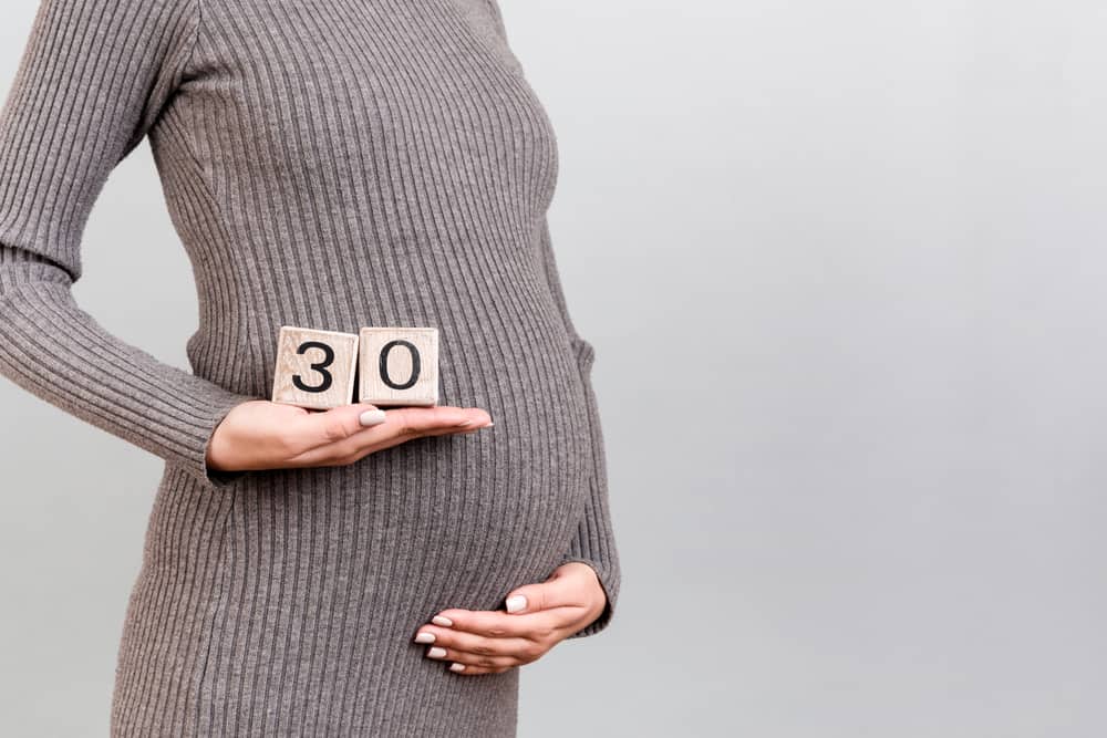4 حقائق عن صغر حجم بطن المرأة الحامل ، هل هو حقًا بسبب نقص السائل الأمنيوسي؟