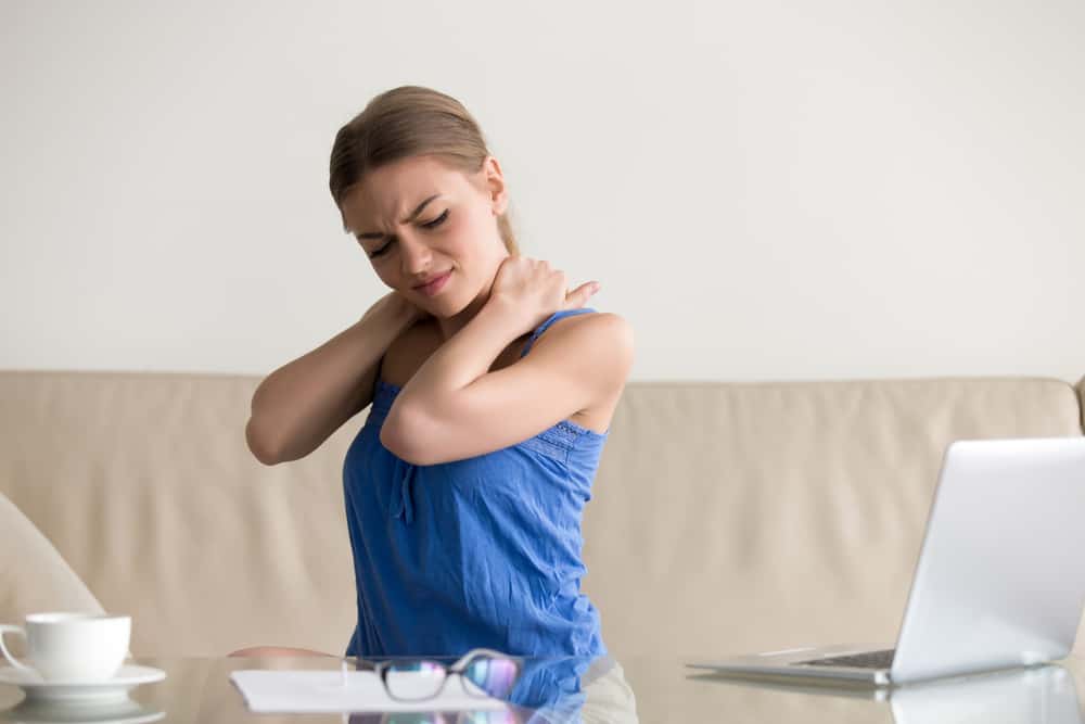 لفهم متلازمة الإصابة بالرقبة ، لاحظ أن هذا ليس ألمًا عاديًا في رقبتك!