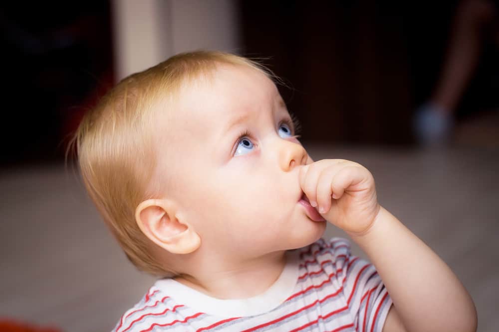 Децата често смучат палци? Внимание може да доведе до диастема!