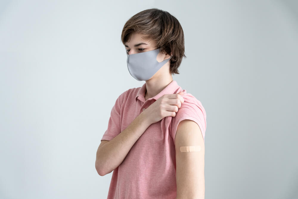 COVID-19 Aşısı Yaptırmak İçin Çocuklarda Şırınga Fobisinin Üstesinden Gelmek İçin 5 İpucu