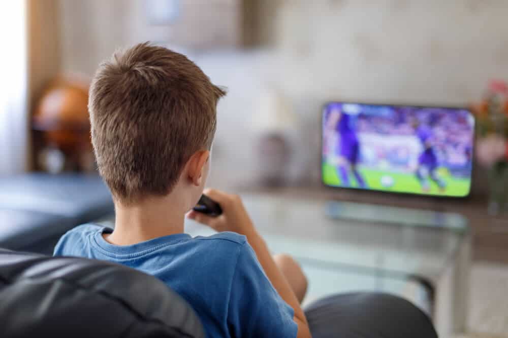 Въздействието на гледането на телевизия твърде близо, може ли наистина да увреди очите на вашето малко дете?