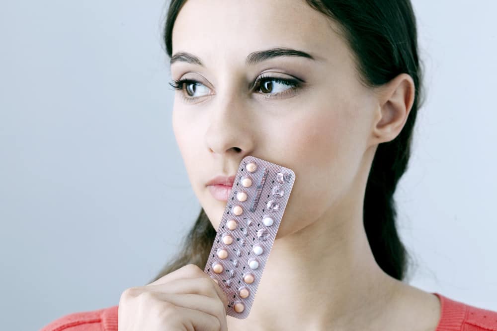 Attenzione agli effetti collaterali delle pillole anticoncezionali: dalla nausea all'aumento di peso