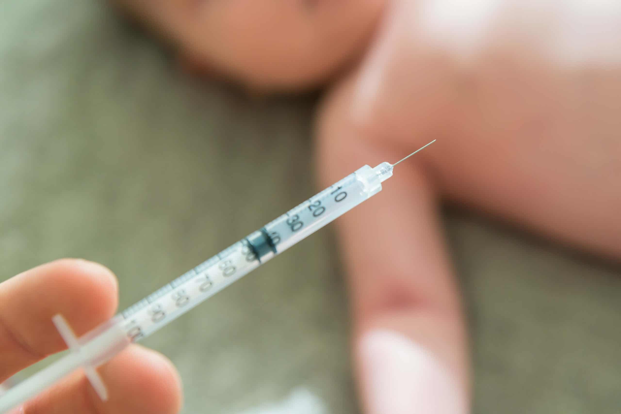 เด็กที่ตรวจพบเชื้อโควิด-19 เป็นบวกควรได้รับวัคซีนพื้นฐานหรือไม่?