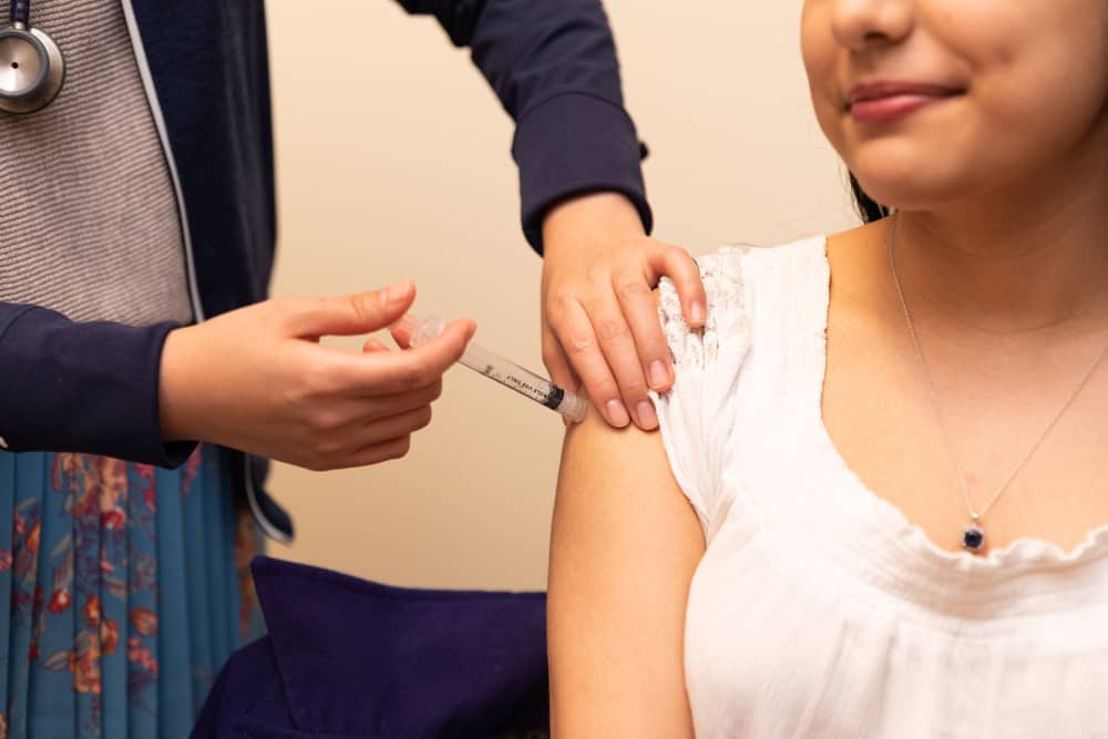 慌てる必要はありません。COVID-19ワクチン接種後の筋肉のけいれんを克服する方法は次のとおりです。