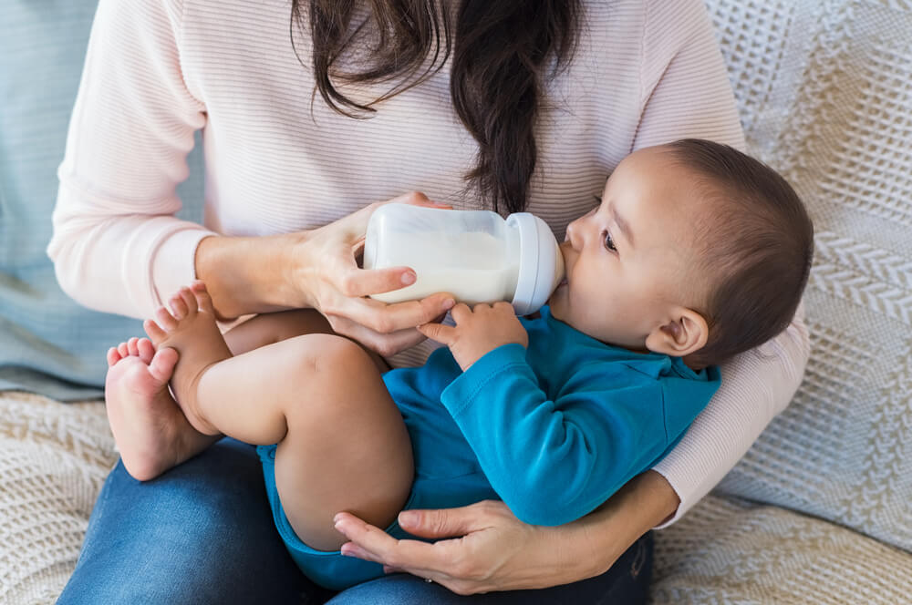 شرب الحليب الاصطناعي يجعل من الصعب على الأطفال التغوط؟ هنا شرح وكيفية التعامل معه!