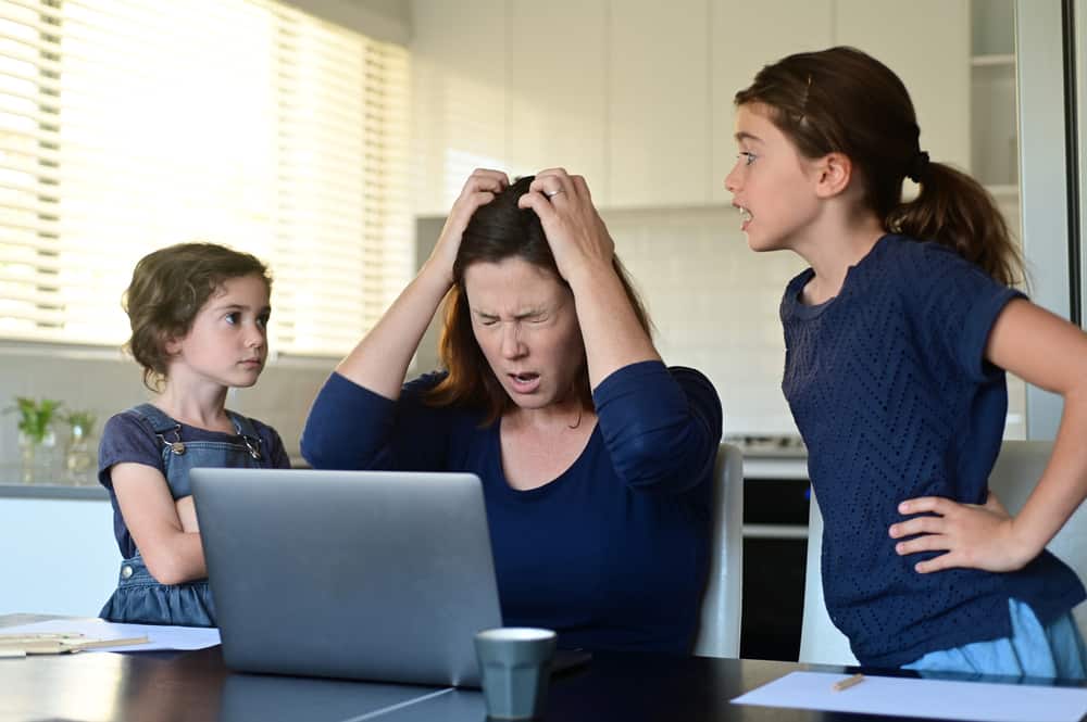 8 نصائح للسيطرة على العواطف عند مرافقة الأطفال الذين يدرسون في المنزل