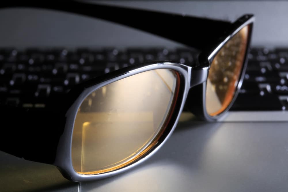 แว่นตาป้องกันรังสีจำเป็นและมีประโยชน์หรือไม่?