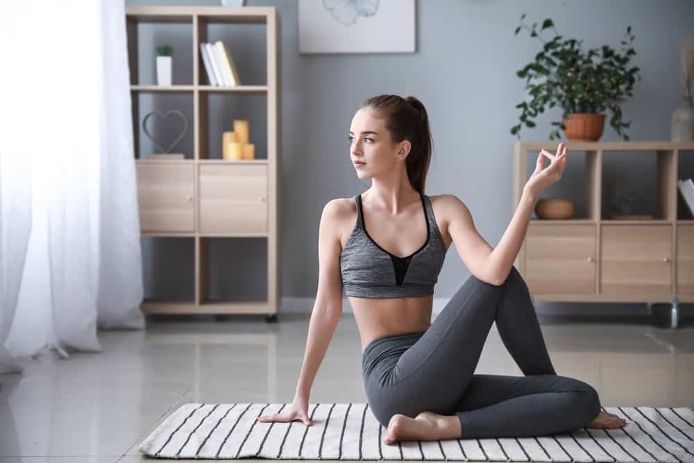 Pürüzsüz Tutmak İçin Bu Adeti Başlatmak İçin 5 Yoga Hareketi Deneyelim