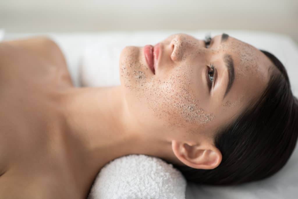 Rimuovere efficacemente le cellule morte della pelle, questi sono i vantaggi dello scrub viso e come usarlo