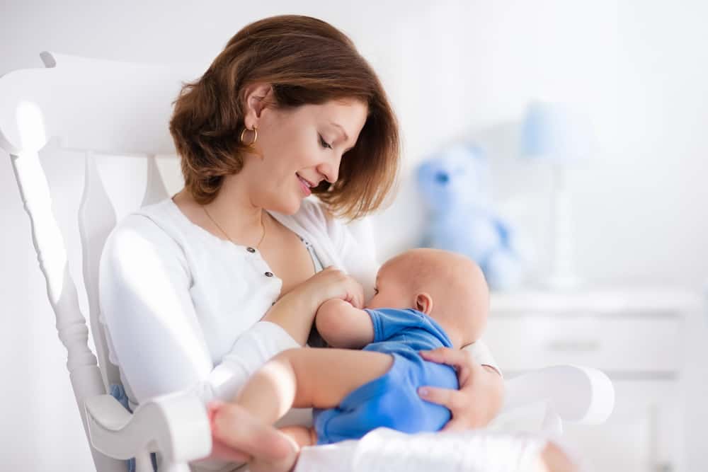 お母さん、ここにあなたの小さな子供を母乳で育てるための6つの快適な位置があります
