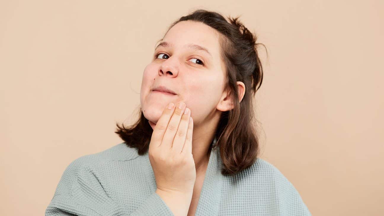 Spesso ti fa sentire inferiore, queste sono le cause e come affrontare l'acne sul mento