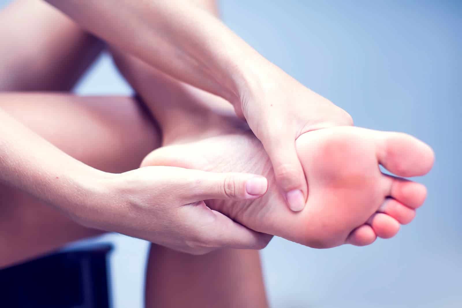 لا تتجاهل! هذه ستة أسباب لألم القدم التي نادرًا ما تتحقق