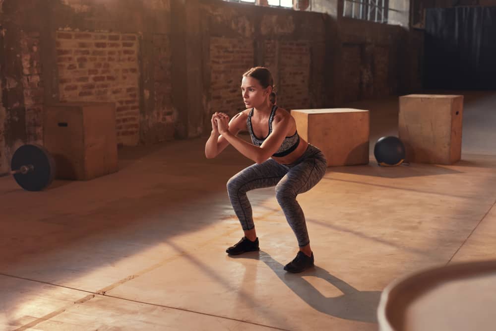 Può rafforzare i muscoli, ecco le funzioni e i vantaggi del movimento squat durante lo sport