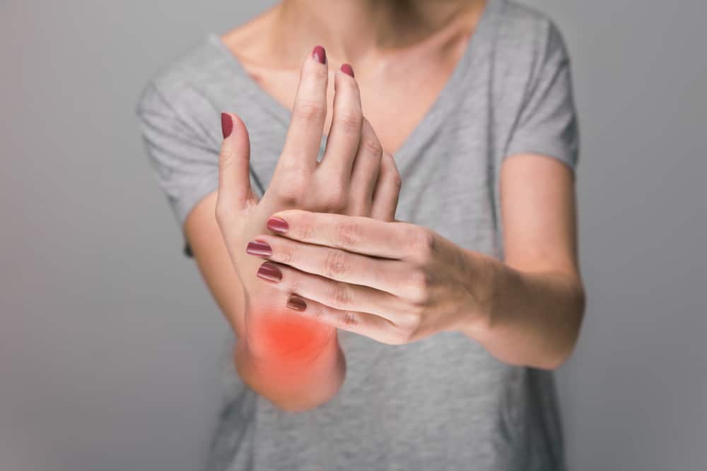 Mani che formicolano spesso, è un segno di malattia grave?